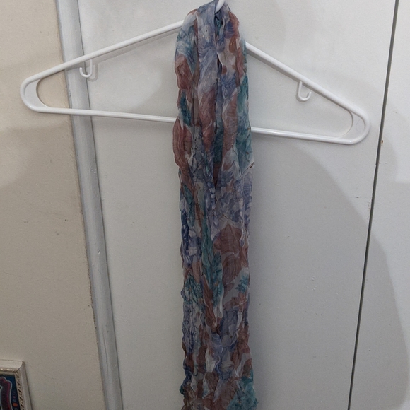 Two thin ruffled scarves - Picture 3 of 5